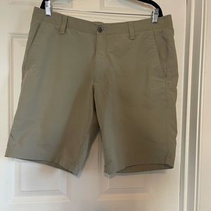 Under Armour HeatGear Loose Fit Golf Casual Shorts. Khaki Size 40.